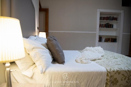 Grandapartments via Duomo Napoli image 9